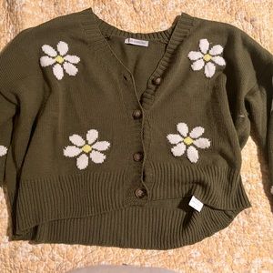 Adorable size M  green w/ daisies crop cardigan, excellent condition